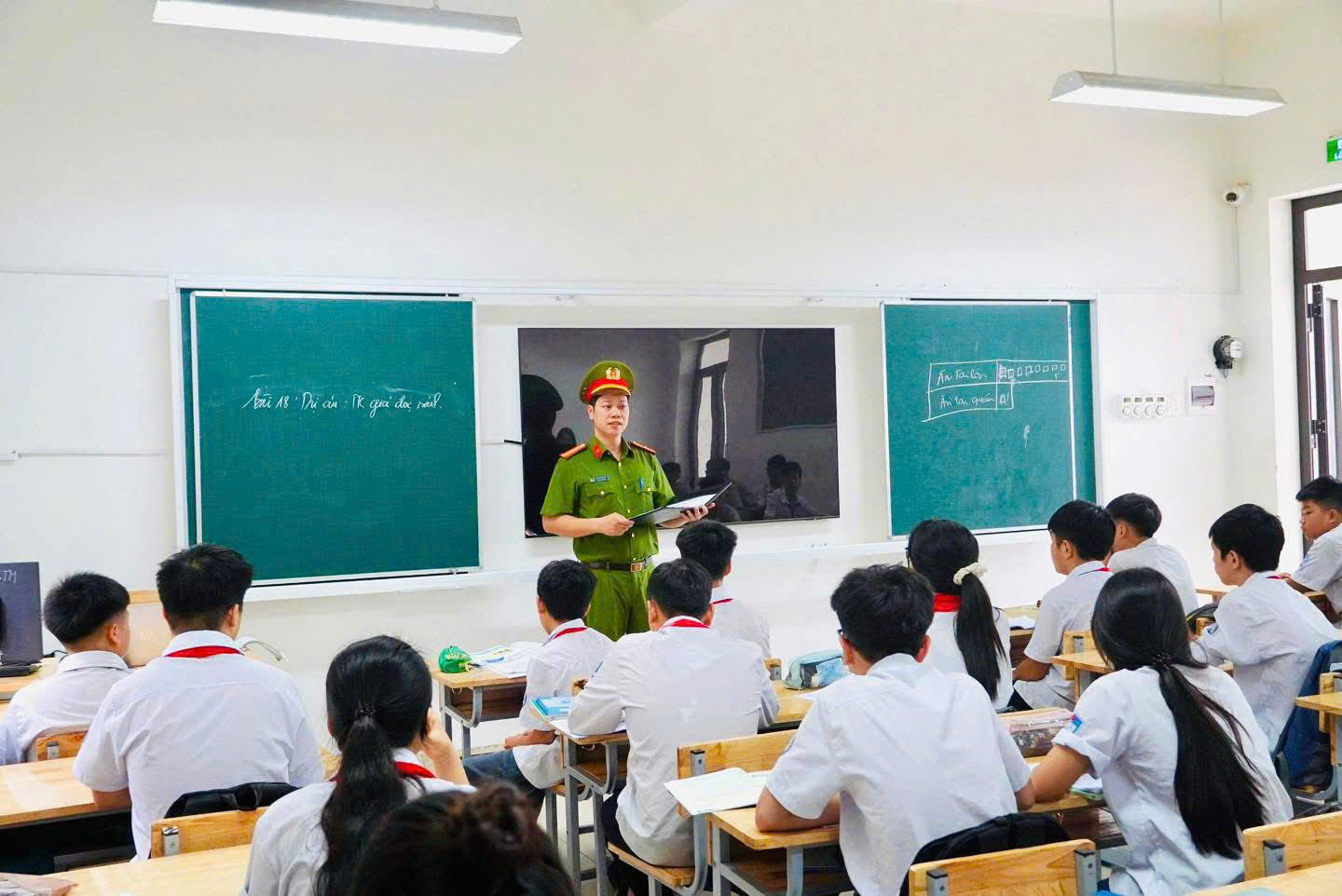 Công an phường Tứ Minh tuyên truyền phòng, chống ma túy, thuốc lá điện tử và tệ nạn xã hội cho học sinh